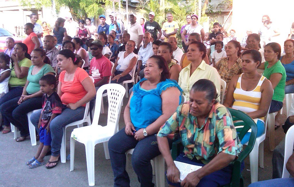 Asistentes al acto del Primer Picazo en el Barrio Manuel Rodríguez